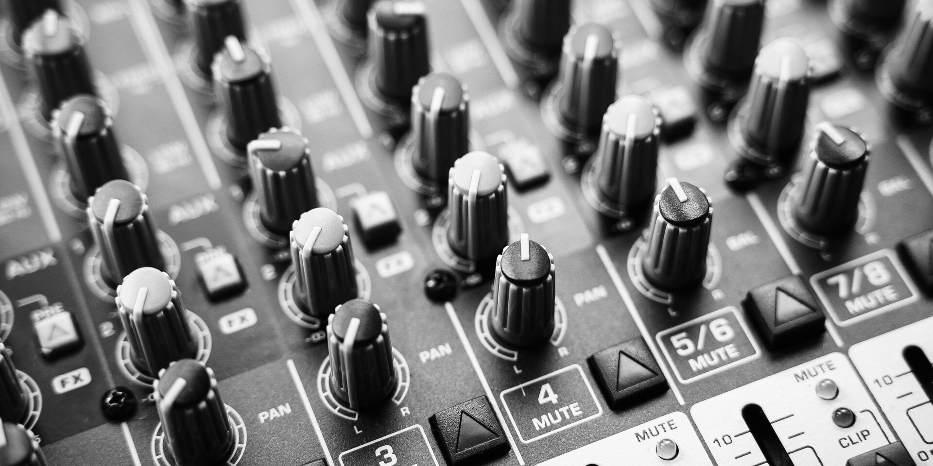 Black and white close-up image of a mixer by Thorsten Frenzel from Pixabay